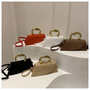 Collezione di borse minimaliste in cinque colori con manici in metallo dorato unico