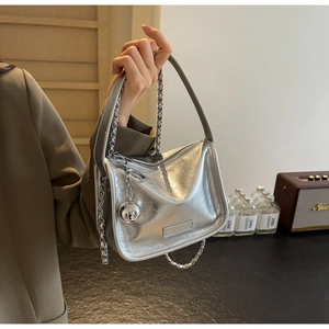 Sac à main en cuir argenté froissé avec bandoulière chaîne et breloque sphérique