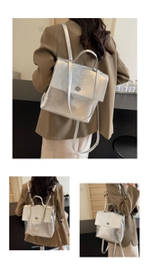 Détail du sac à dos métallique argenté avec texture froissée et fermoir tournant