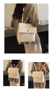 Détail du sac à dos en similicuir crème avec fermoir rotatif argenté et poignée haute