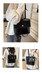 Détail du sac à dos en cuir ciré noir brillant montrant le fermoir et le profil latéral