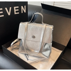 Sac à dos argenté effet craquelé avec fermoir rotatif en métal dans un coffret cadeau