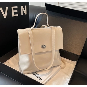 Détail du sac à dos en cuir crème dans son coffret avec fermoir rotatif argenté