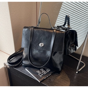 Détail du sac à dos vintage noir brillant avec fermoir rotatif ovale en argent