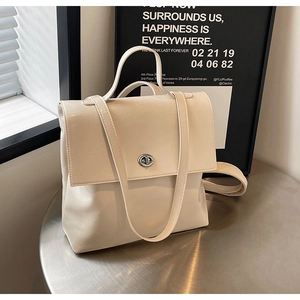 Vue détaillée d'un sac à main blanc cassé avec fermoir rotatif en métal et cuir lisse