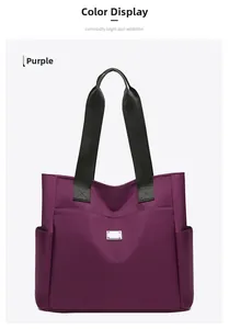 Detail van paarse waterdichte nylon tas met zijvakken en een metalen embleem