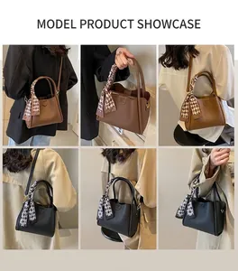 Dettaglio della pelle martellata e foulard di seta sulla borsa a secchiello chic