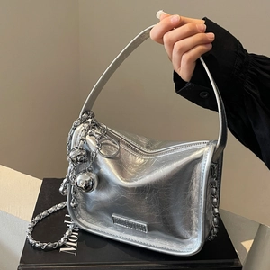 Sac à Main Carré Petit pour Femmes Mode de Niche Cuir PU Bandoulière Chaîne Sac à Épaule avec Charme de Boule en Métal Chic pour le Quotidien