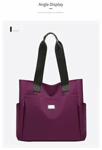 Große lila Nylon-Tragetasche mit einer Metallplakette und praktischen Seitentaschen