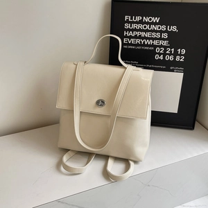 Sac à dos blanc crème haute capacité avec fermoir rotatif argenté et texture brillante