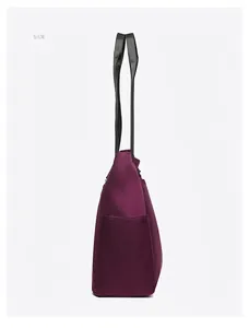 Seitenansicht der großen lila Nylontasche mit schwarzem Gurt und Seitentasche
