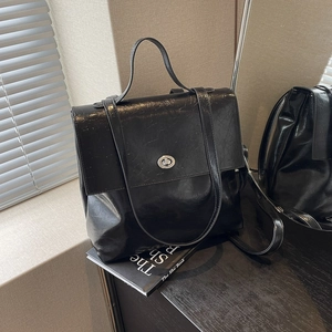 Grand sac à dos femme en cuir noir avec texture vintage et fermoir rotatif argenté