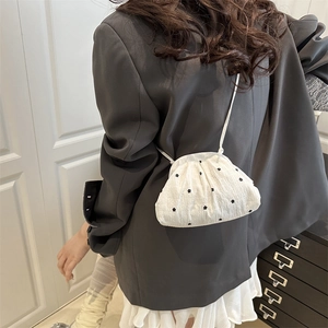 Petit sac bandoulière blanc plissé à pois avec broderies florales et style romantique