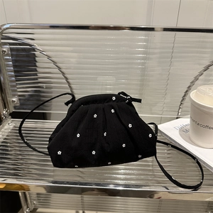 Sac bandoulière nuage noir avec broderie florale blanche et bandoulière fine