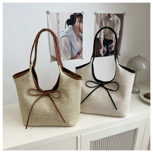 Gros plan de sacs cabas tissés en beige et blanc avec nœuds dans un décor de style de vie