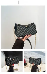 Dettaglio della borsa hobo nera con motivo a lettere M e logo metallico dorato