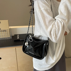 Sac bandoulière en cuir verni noir tendance avec chaîne argentée pour femme