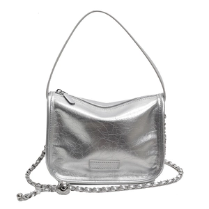 Sac à bandoulière argenté métallisé avec texture froissée et chaîne élégante