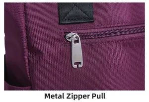 Macro-opname van de zilveren metalen rits op een duurzame paarse nylon handtas
