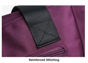 Detail van versterkte X-stiksels op paarse nylon tas met duurzame geweven riem
