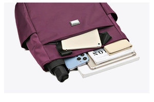 Detailopname van de grote capaciteit van de bordeaux nylon tas met tablet, telefoon en paraplu