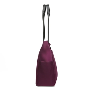 Minimalistische paarse nylon draagtas met zwarte schouderband en zijvak detail