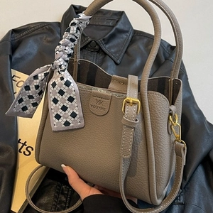 Borsa tote grigia in pelle martellata con foulard decorativo e dettagli dorati
