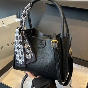 Borsa tote da donna in pelle martellata nera con sciarpa decorativa e oro