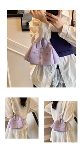 Dettaglio borsa lavanda a forma di blazer in pelle con bottoni e tracolla a catena d'argento