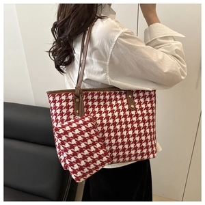 Detalle del bolso tote con estampado de pata de gallo rojo y blanco y asas de cuero