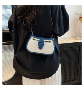 Vue détaillée du sac bandoulière matelassé bicolore bleu et blanc avec chaîne en métal