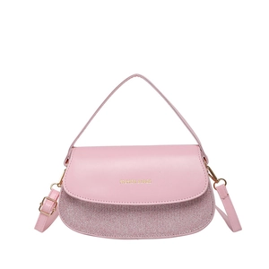 Rosa PU-Leder-Satteltasche mit Glitzer-Textur und verstellbarem Gurt auf weißem Hintergrund