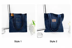 Detalle de dos bolsos tote de mezclilla azul oscuro con etiquetas de cuero y costuras