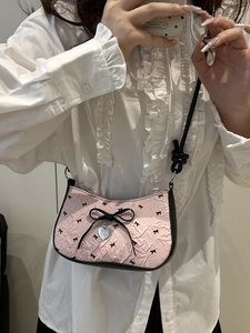 Sac à bandoulière plissé rose avec imprimé nœud noir et pendentif cœur en métal