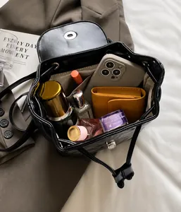 Innenansicht der schwarzen gesteppten Beuteltasche mit großem Platzangebot für Essentials