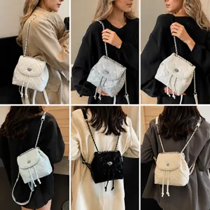 Gesteppter Mini-Rucksack in verschiedenen Farben wie Weiß, Silber, Blau und Schwarz