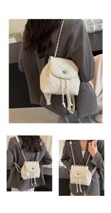 Detail eines weißen gesteppten Mini-Rucksacks mit Kettenriemen und glänzender Lederoptik