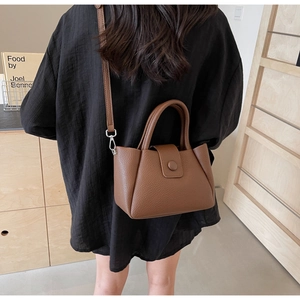 Sac fourre-tout en cuir marron à texture litchi avec bandoulière réglable en décor intérieur