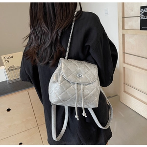 Silberner Mini-Rucksack mit Steppmuster, Metallic-Finish und Kettenriemen am Rücken