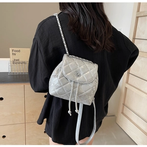 Details des silbernen gesteppten Mini-Rucksacks mit Kettenriemen und Kordelzugverschluss
