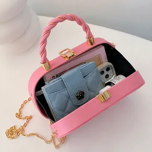 Interior del bolso rosa con cadena mostrando espacio para billetera y móvil