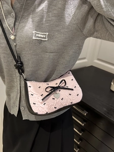 Sac sous le bras plissé rose avec broderie nœuds noirs et pendentif cœur
