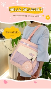 Détail d'un sac à dos patchwork rose et violet avec badge STAR et petit charme rond