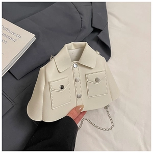 Dettaglio mini borsa a tracolla crema a forma di giacca con catena e bottoni argentati