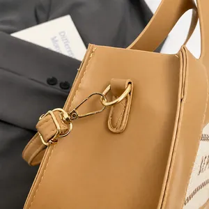 Détail du sac à bandoulière marron clair avec ferrures dorées et crochets réglables