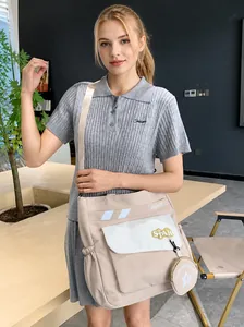 Détail du sac fourre-tout beige en nylon avec emblème étoilé et petit porte-monnaie rond