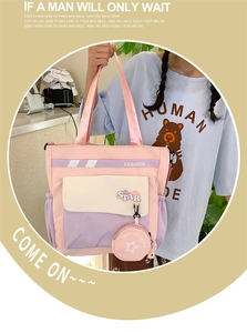 Détail d'un sac à dos en toile rose et violet avec un petit porte-monnaie rond amovible