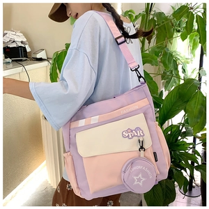 Détail du sac cabas en nylon multicolore avec badge étoile et sangle rose réglable