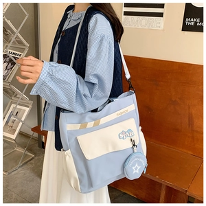 Gros plan sur le sac de campus bleu et blanc avec broderie étoile et accessoire