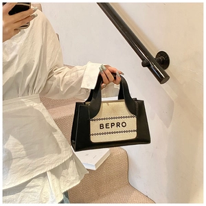 Détail du sac carré avec panneaux en toile contrastés et logo BEPRO imprimé